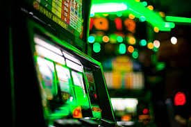 mpoo7 Aplikasi antarmuka taruhan olahraga dan live casino di layar mobile landscape